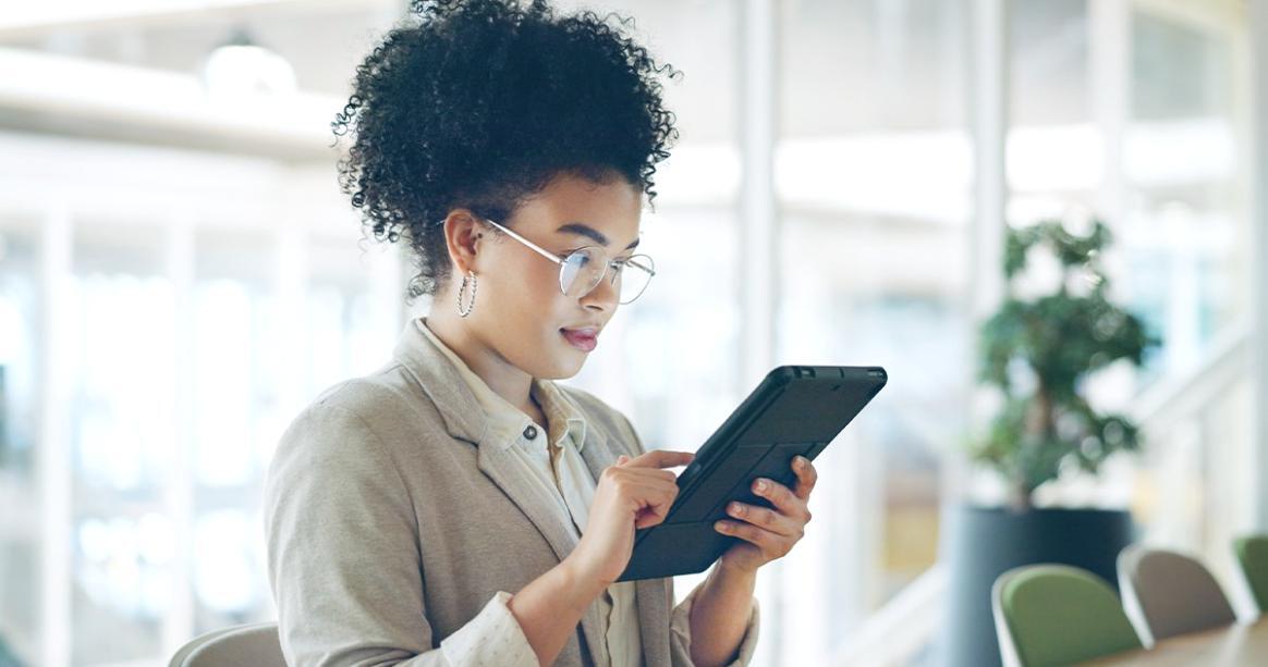 Moderne Arbeitsumgebung des Makorielunta Teams mit Fokus auf Technologie und Zusammenarbeit